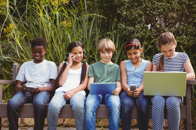 Bambini che usano tecnologie al parco