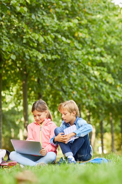 Bambini che utilizzano il computer portatile per lo studio