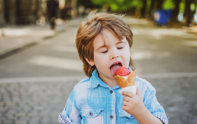 Bambini cibo spazzatura bambino mangiare gelato all'aperto deliziosi spuntini estivi