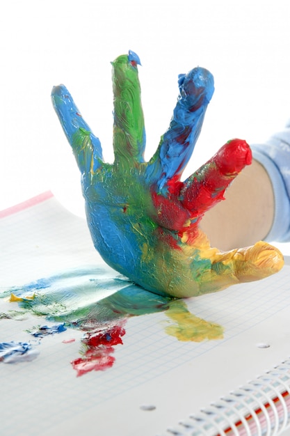 Bambini colorati dipinti a mano su bianco