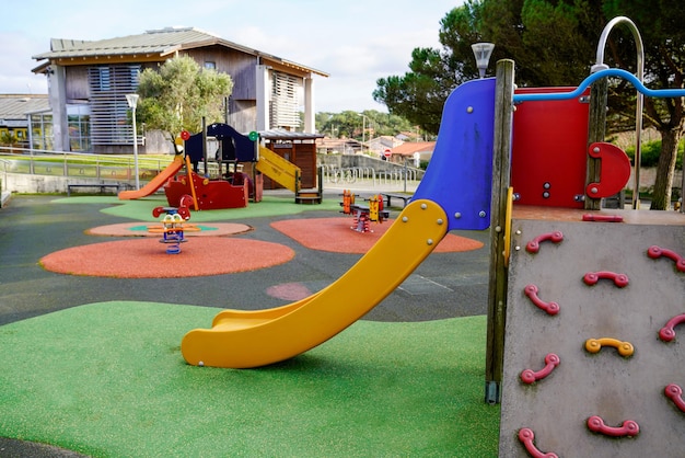 Bambini colorati scivoli parco giochi colorato sulla strada del parco