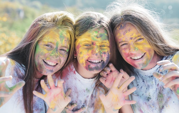 Bambini con body art creativo Ragazze hipster pazze Tempo estivo positivo e allegro colorato trucco vernice al neon Felice festa della gioventù Optimist Vibrazioni primaverili Holi colorati sul viso dipinto