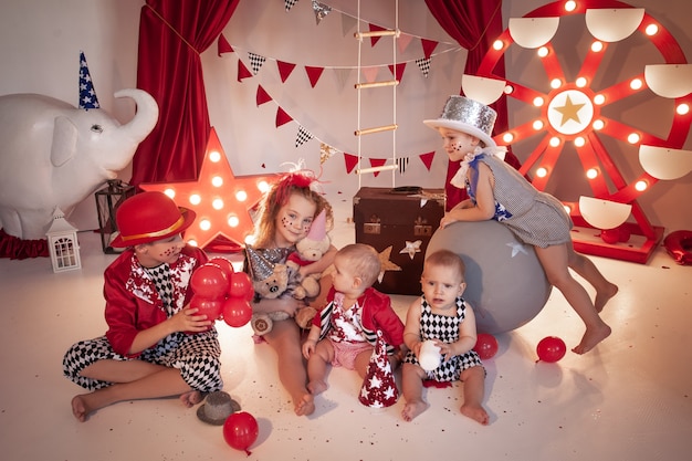 Bambini con costume da circo al palco del circo