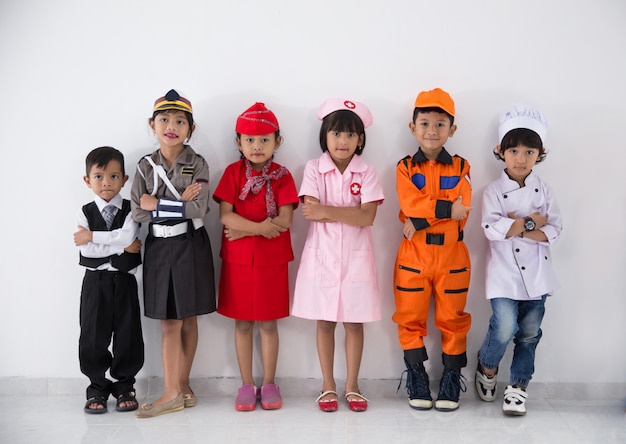 Bambini con diverse divise multi-professione