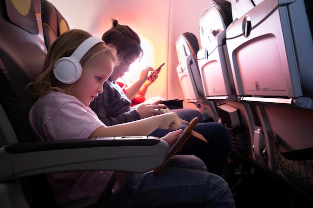 Bambini con gadget in aereo