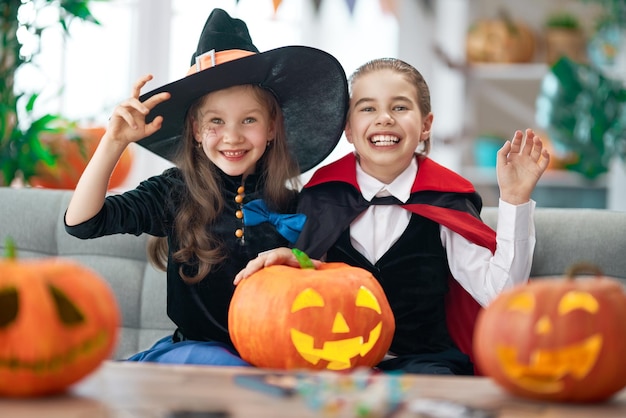 Bambini con intaglio di zucca