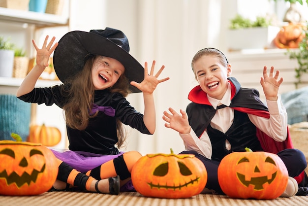 Bambini con intaglio di zucca