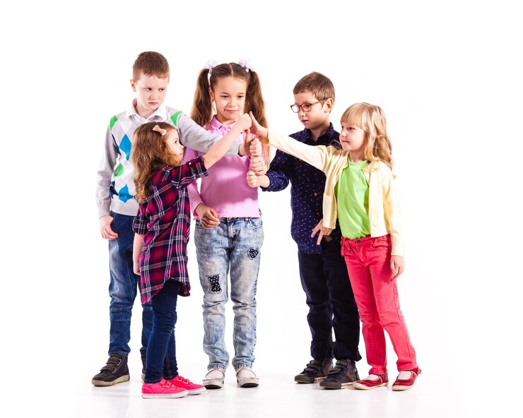 Bambini con le mani alzate