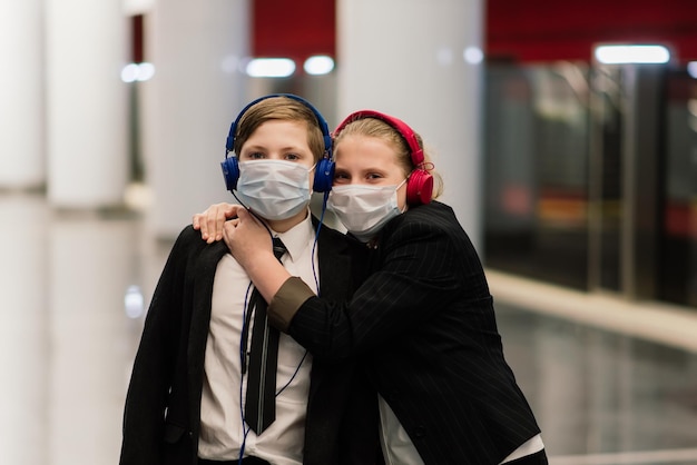 Bambini con una maschera che tornano a scuola dopo la quarantena e il blocco del covid-19.