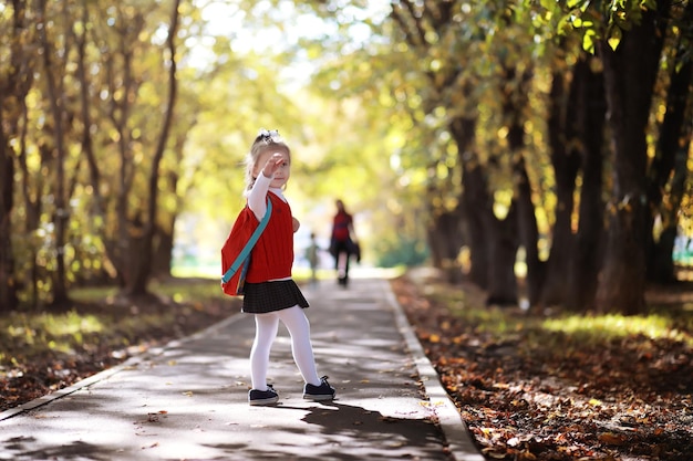 Bambini con valigette per una passeggiata nel parco. Vacanza scolastica. L'inizio degli studi dei bambini.