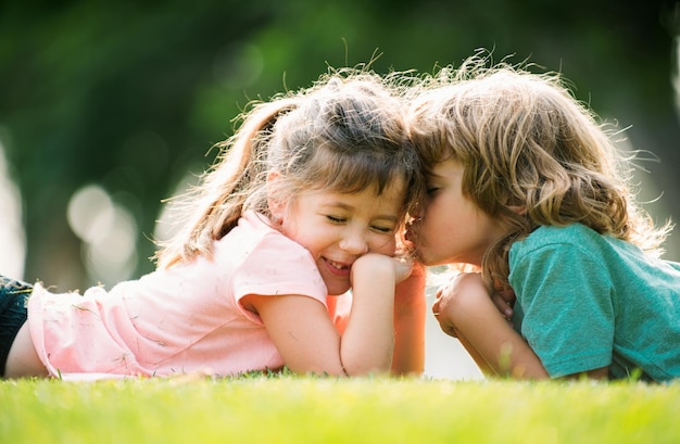 Bambini coppia carina innamorata bambini relazioni ragazzino ragazza all'aperto nel parco