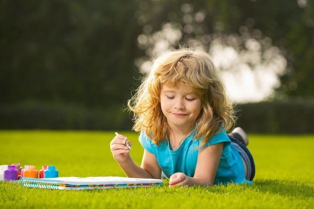 Bambini creativi che sviluppano immaginazione creatività Bambini che dipingono con colori vernici e pennello nel parco all'aperto