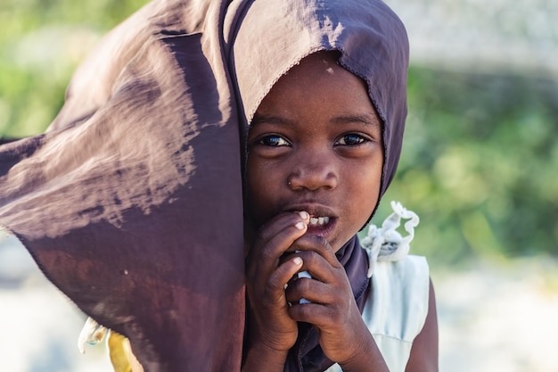 Bambini d'Africa. Ritratto di una giovane ragazza dell'isola di Zanzibar.