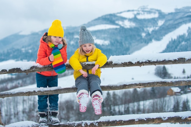 Bambini d'inverno amici. Bambini che si godono la natura durante l'inverno. Bambino d'inverno felice. Persone nella neve. Tema vacanze di Natale inverno capodanno.