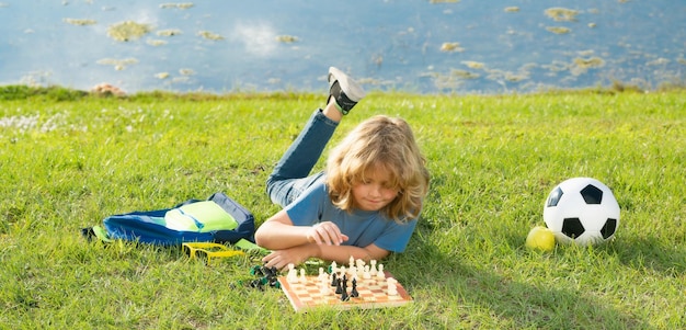 Bambini da sogno e concetto di infanzia Bambino che gioca a scacchi Capretto intelligente che pensa agli scacchi