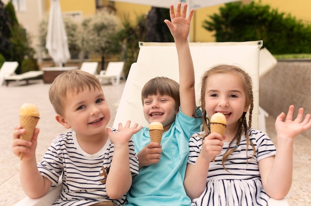 Bambini dell'angolo alto che mangiano il gelato