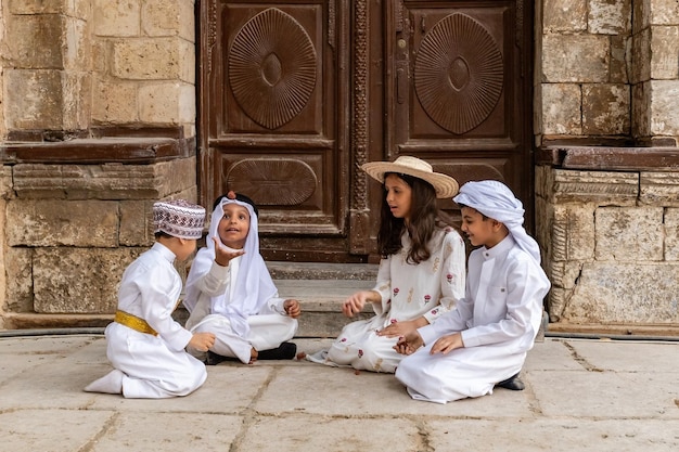 Bambini dell'Arabia Saudita che giocano fuori casa nella città vecchia di Jeddah, Srabia Saudita