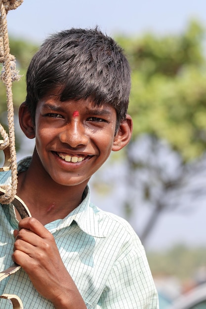 Bambini dell'Asia. Ritratto di un ragazzo allegro dall'India.