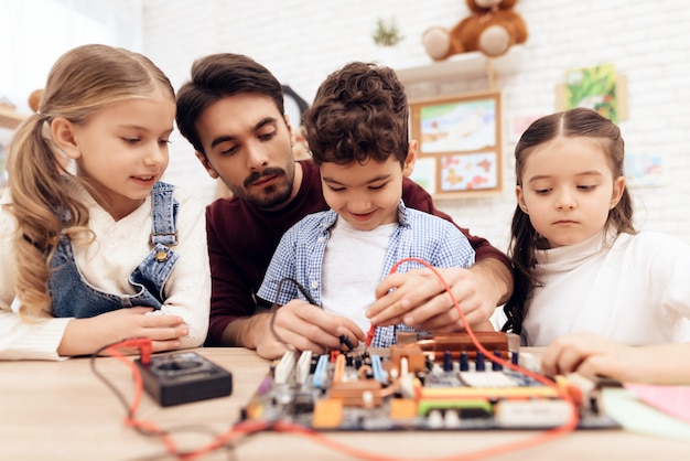 Bambini dell'asilo che imparano a saldare