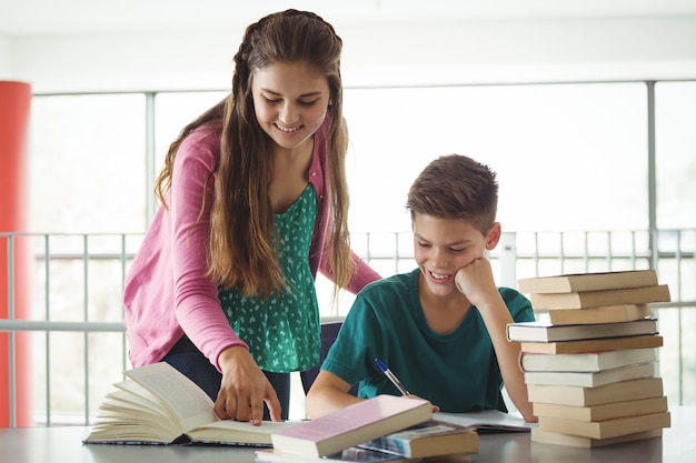 Bambini della scuola che fanno i compiti in biblioteca