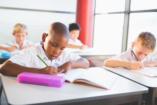 Bambini della scuola che fanno i compiti in classe