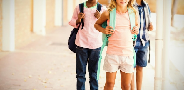 Bambini della scuola in piedi nel corridoio della scuola