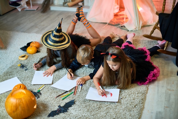 Bambini di talento che disegnano immagini di Halloween