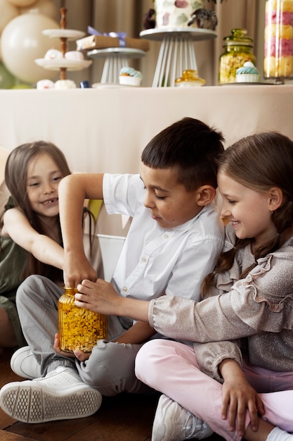 Bambini di vista laterale che mangiano popcorn