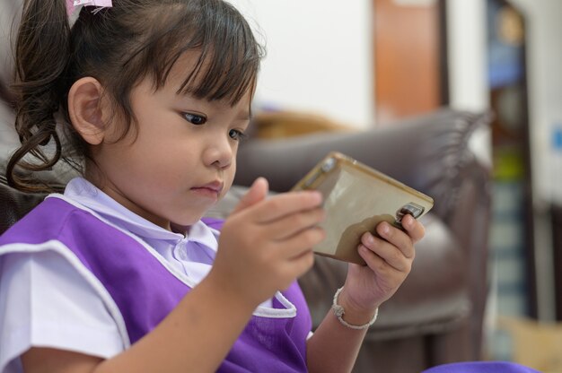 Bambini dipendenti da smartphone