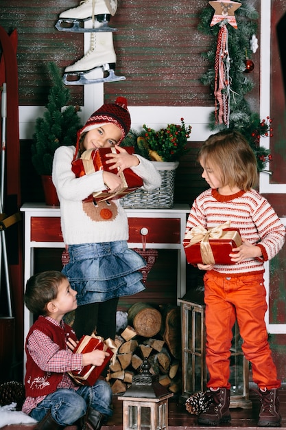 Bambini divertenti tengono regali di Natale. concetto.