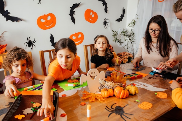 Bambini durante il workshop di Halloween alla scuola primaria