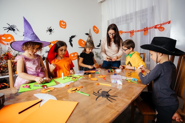 Bambini durante il workshop di Halloween alla scuola primaria