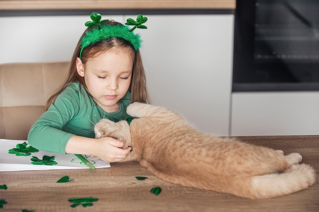 Bambini e animali domestici a casa che si preparano per le vacanze