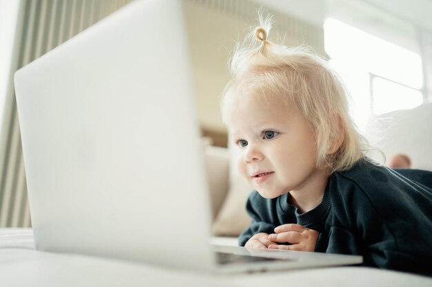 Bambini e computer che guardano un emozionante programma per bambini su un laptop