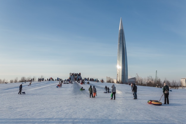 Bambini e genitori in slittino sulle piste ghiacciate della città.