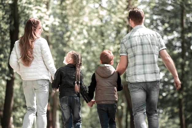 Bambini e genitori in una passeggiata nel Parkt