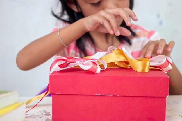 Bambini e regali fatti in casa per sorprendere la mamma