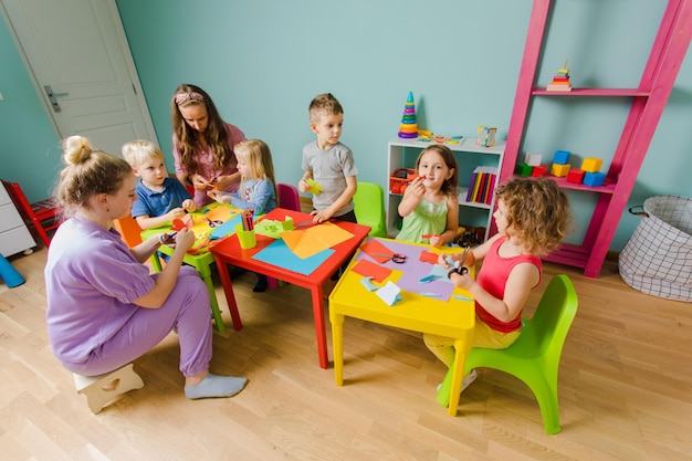 Bambini e tutor studiano insieme alla scuola creativa