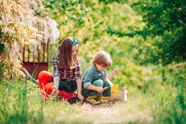 Bambini e verdure in fattoria Attività eco resort I bambini giocano nel giardino primaverile Piantare an