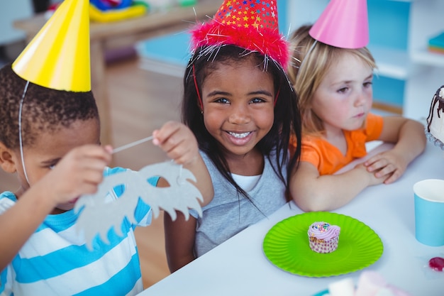 Bambini eccitati che godono di una festa di compleanno