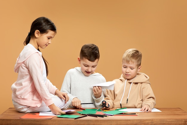 Bambini espressivi che giocano