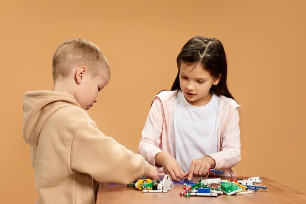 Bambini espressivi che giocano