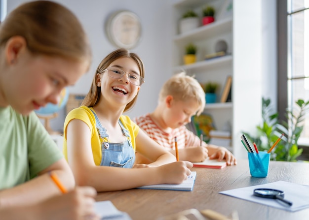 Bambini felici a scuola