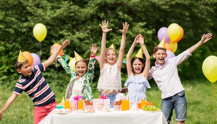 Foto bambini felici a una festa di compleanno al giardino estivo