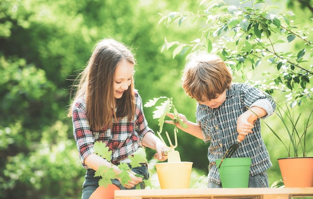 Bambini felici agricoltori che si divertono sul campo primaverile due piccoli contadini nel villaggio due bambini felici f