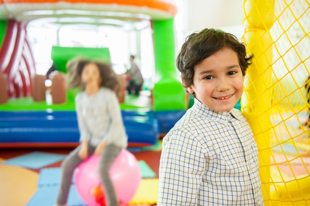 Bambini felici al parco giochi al coperto