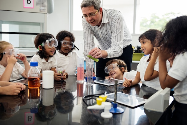 Bambini felici alla scuola elementare