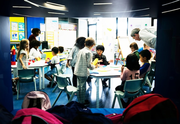 Bambini felici alla scuola elementare