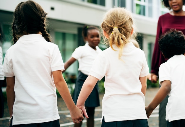 Bambini felici alla scuola elementare