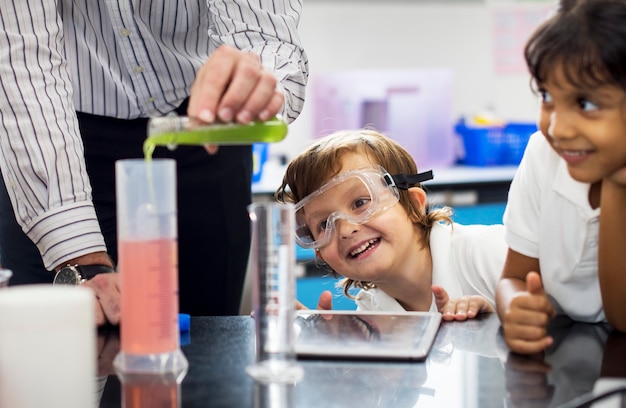 Bambini felici alla scuola elementare